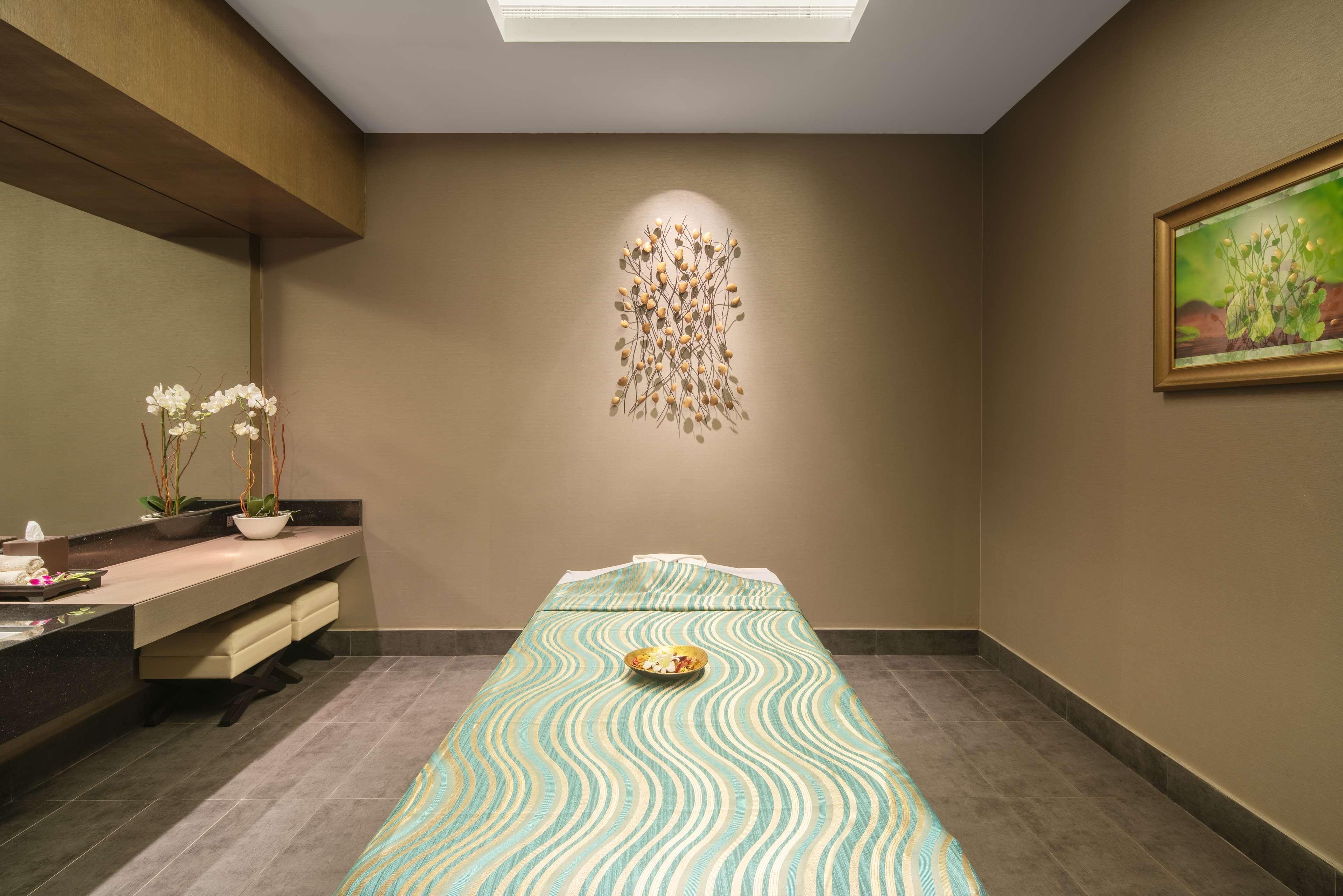 Radisson Collection Muscat, Hormuz Grand Hotel ภายนอก รูปภาพ A treatment room at the spa