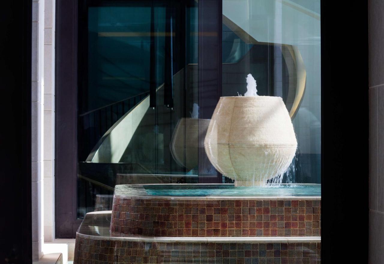 Radisson Collection Muscat, Hormuz Grand Hotel ภายนอก รูปภาพ Fountain at the entrance of the hotel
